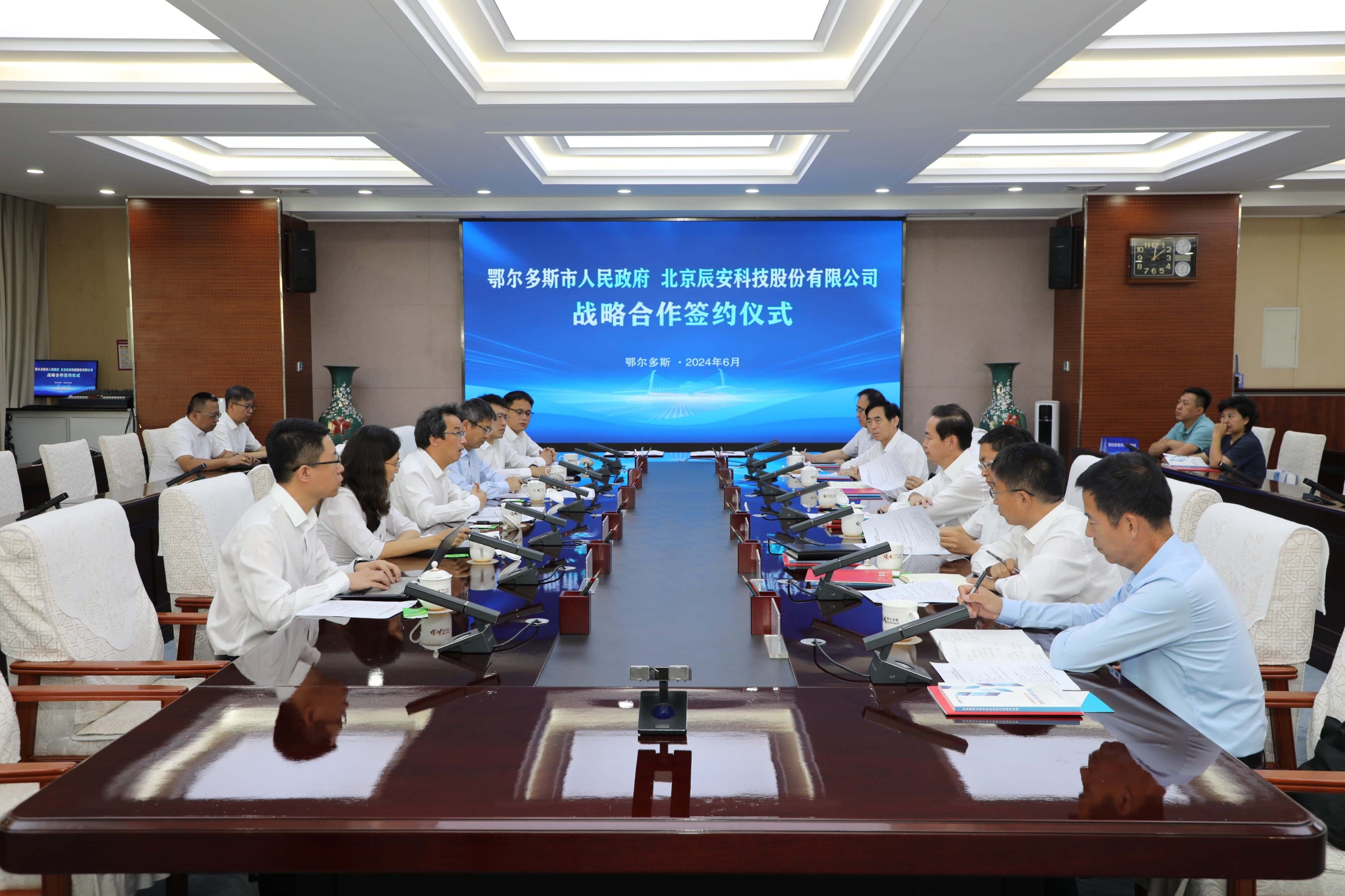 鄂尔多斯市政府与壹号娱乐签署战略合作协议 杜汇良 郑家升出席并见证签约